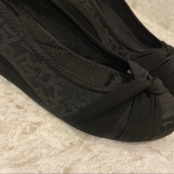 DKNY Black Wedge Heels Bow Detail Size 6 - Picture 3 of 5